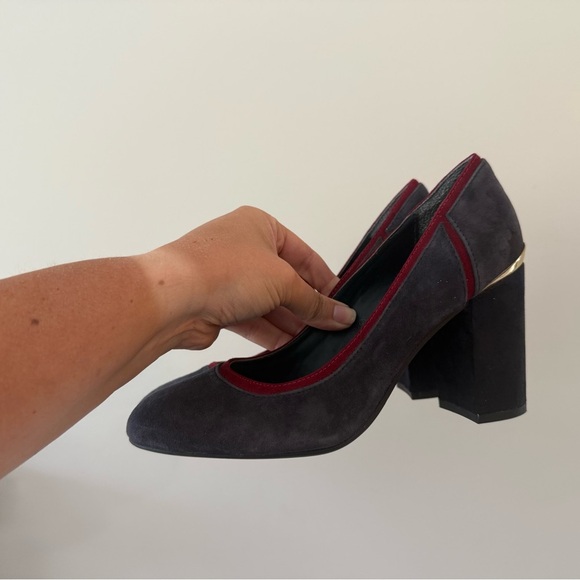 Size 7 suede Tommy Hilfiger chunky heel with gold trim - Picture 2 of 5